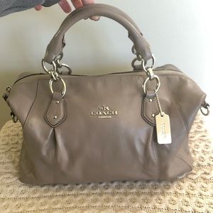 💯 Authentic COACH purse. Color is a beige/gray.